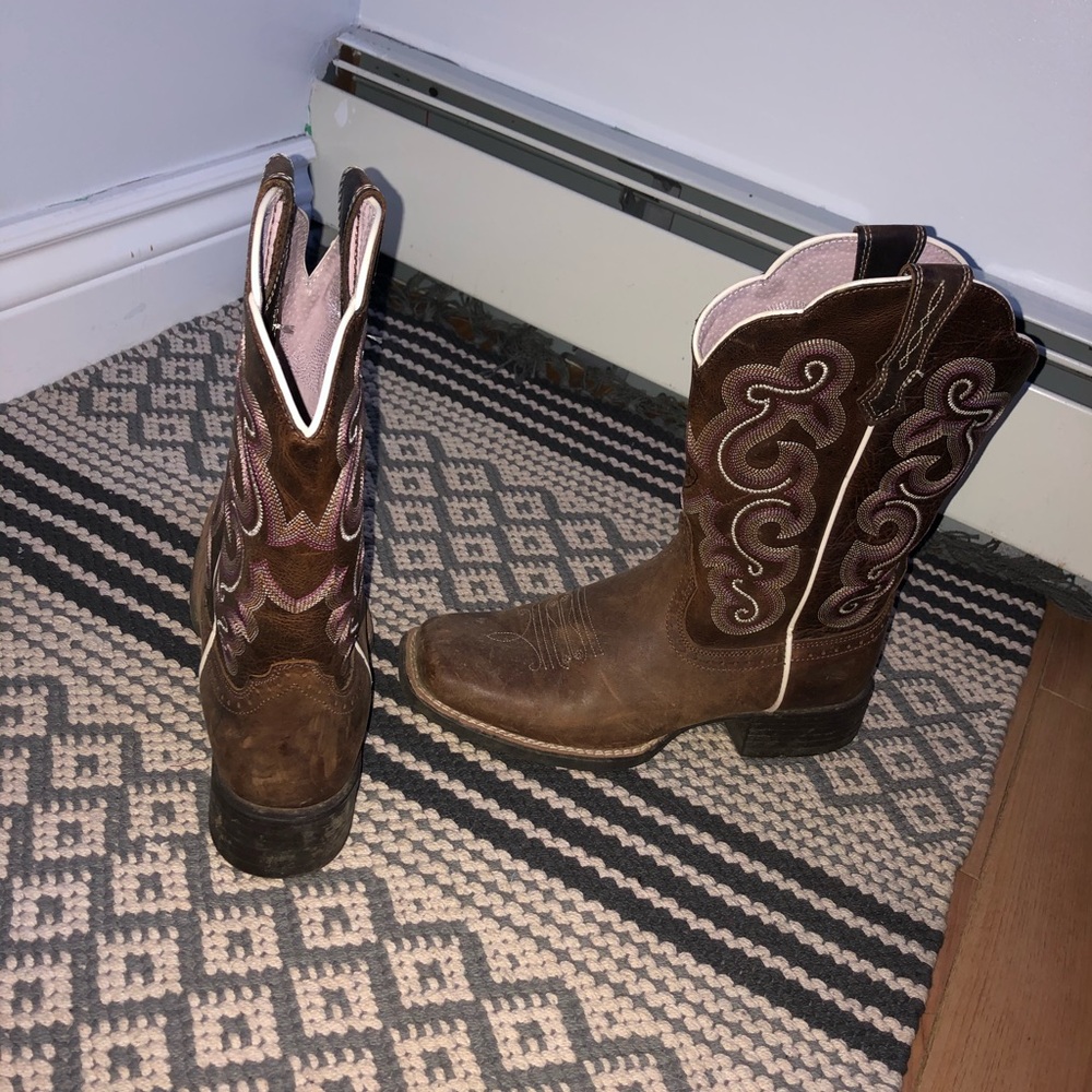 Ariats - Picture 2 of 3
